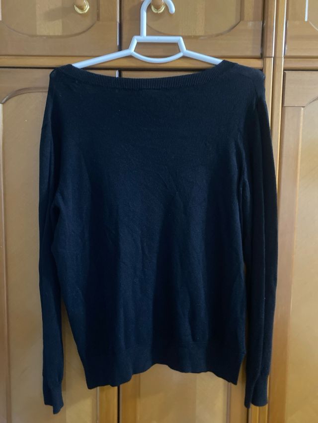 Camiseta manga larga negra cuello pico