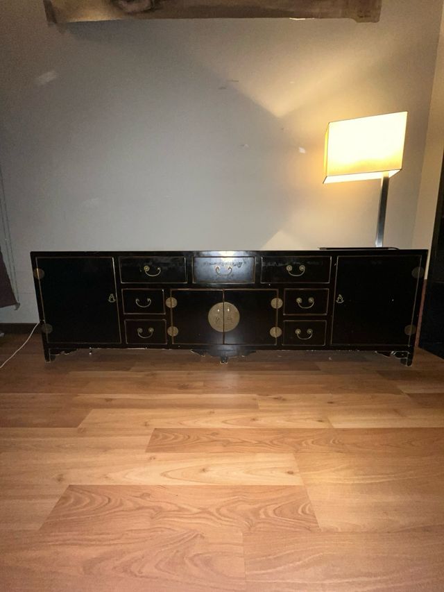 Mueble de madera negro