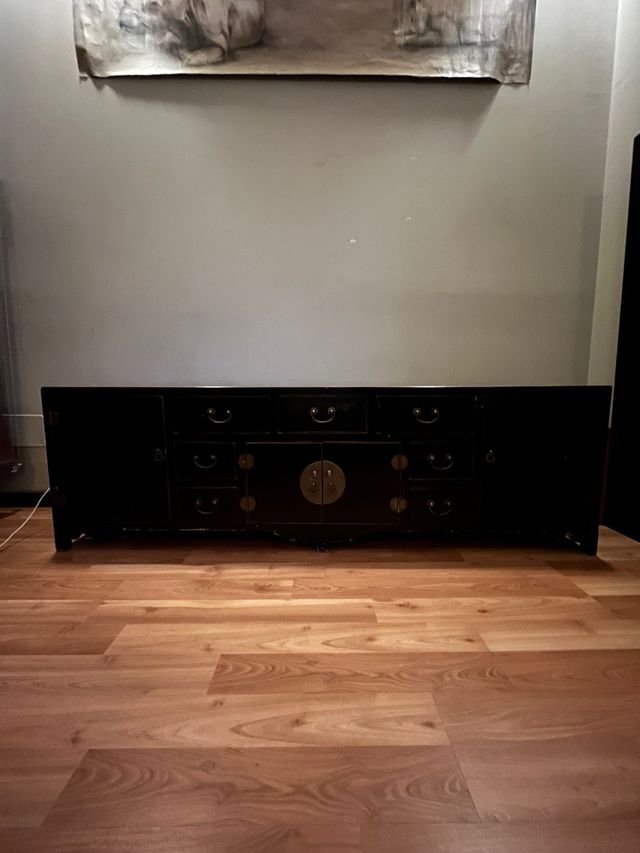 Mueble de madera negro