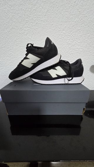 Zapatillas New Balance Negras y Blancas