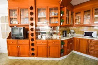 Muebles de cocina y sofá