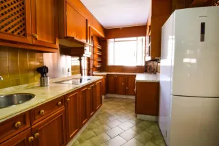 Muebles de cocina y sofá