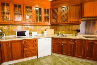 Muebles de cocina y sofá