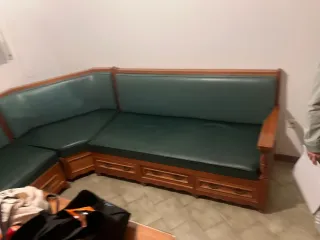 Muebles de cocina y sofá