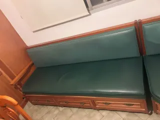 Muebles de cocina y sofá