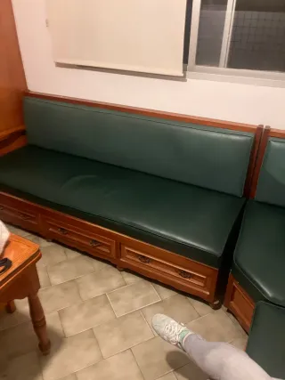 Muebles de cocina y sofá