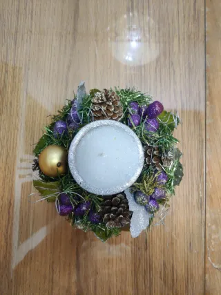 Centro de mesa navideño morado y verde