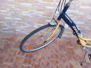 Bicicleta Zeus azul y amarilla