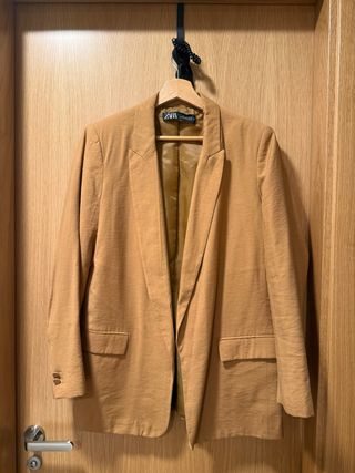 Americana Zara color mostaza