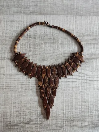 Collar-gargantilla artesanal de coco