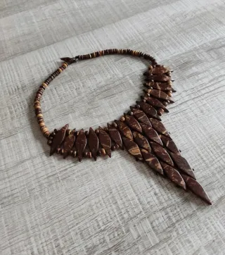 Collar-gargantilla artesanal de coco