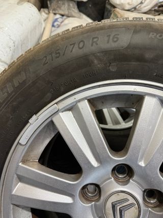 llantas de aluminio con neumáticos