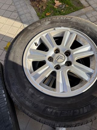 llantas de aluminio con neumáticos