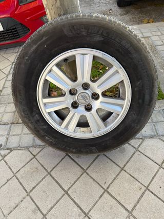 llantas de aluminio con neumáticos