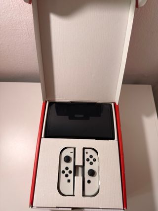 Nintendo Switch OLED + Estuche Rígido Rojo