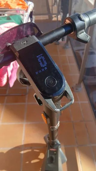 Patinete eléctrico gris