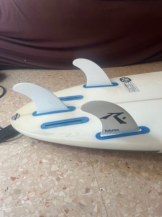 Tabla de surf 5'11'' con quillas, funda y leash