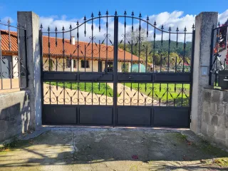 Puerta de hierro forjado