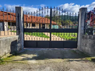 Puerta de hierro forjado