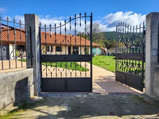 Puerta de hierro forjado
