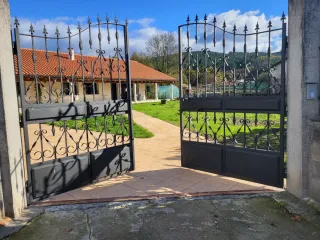 Puerta de hierro forjado
