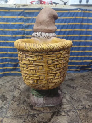 Figura de piedra para maceta