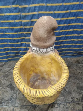 Figura de piedra para maceta