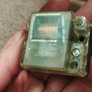 Relé Finder 2101 10A 250V AC
