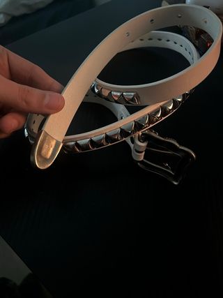 Cinturón ERD blanco con tachuelas plateadas