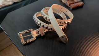 Cinturón ERD blanco con tachuelas plateadas