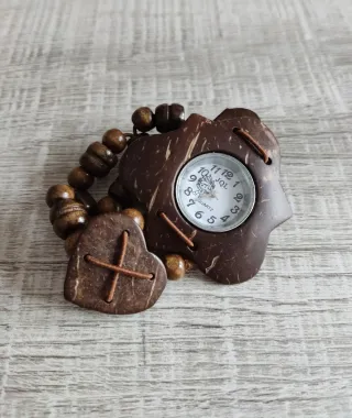 Reloj artesanal de coco.