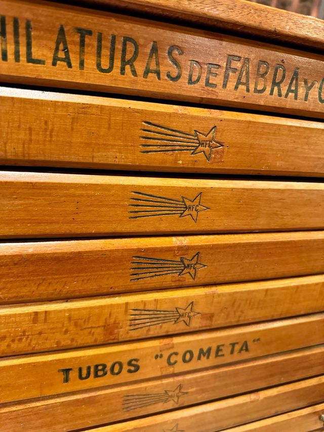 Mueble antiguo de mercería de madera Fabra y coats