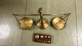 Balanza antigua latón con pesas