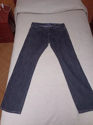 Pantalones vaqueros azules y grises