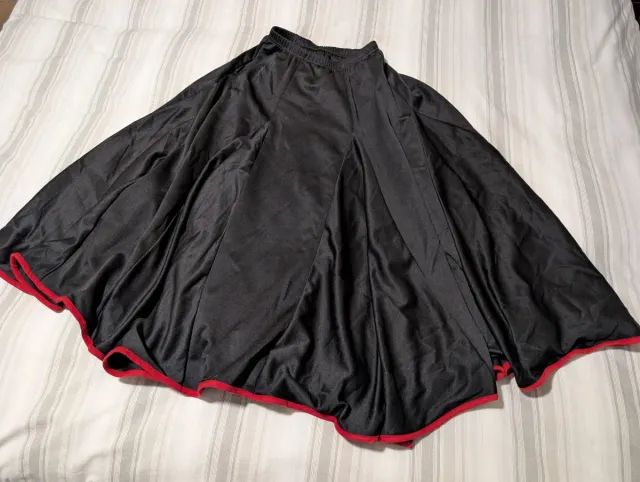 Falda de baile español negra con ribete rojo