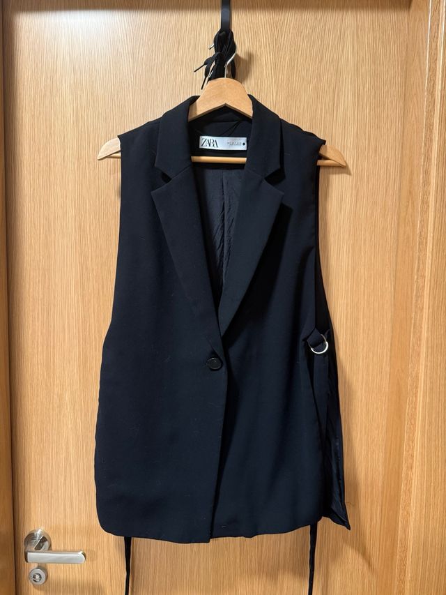 Chaleco Zara Negro elegante y aperturas laterales