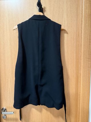 Chaleco Zara Negro elegante y aperturas laterales