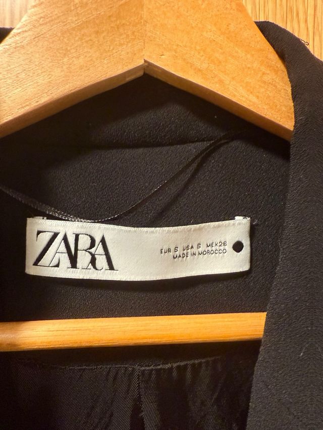 Chaleco Zara Negro elegante y aperturas laterales