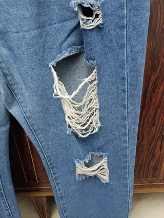 Pantalón vaquero curve desgarrado