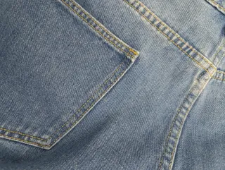 Pantalón vaquero curve desgarrado