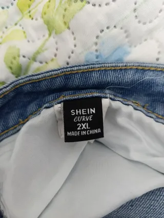 Pantalón vaquero curve desgarrado