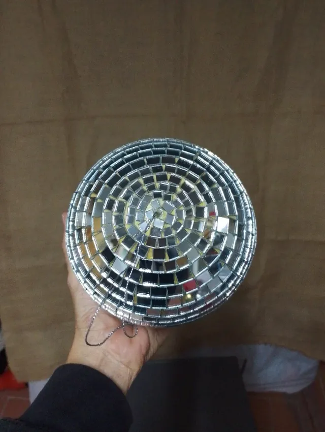 Bola de discoteca prateada