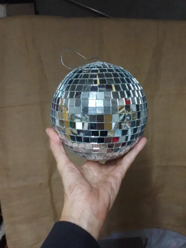 Bola de discoteca prateada