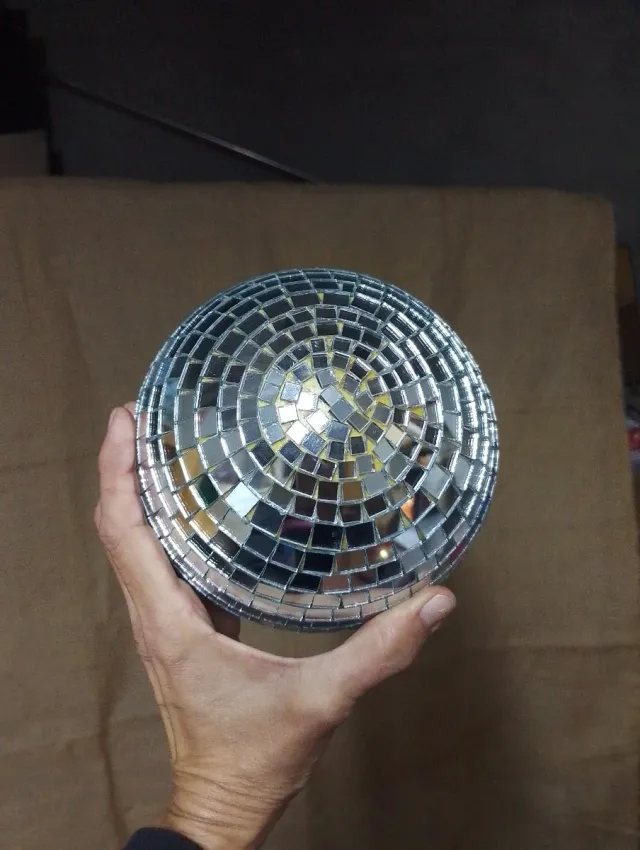 Bola de discoteca prateada