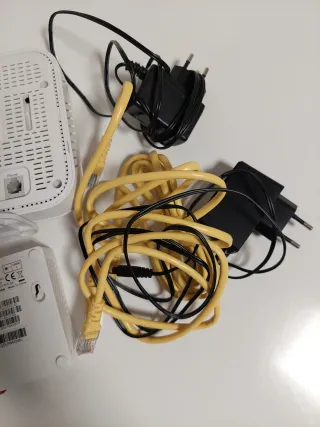 Router Digi y ZTE con cables