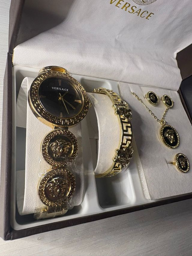 Pack Versace: Reloj, Pulsera y Joyería