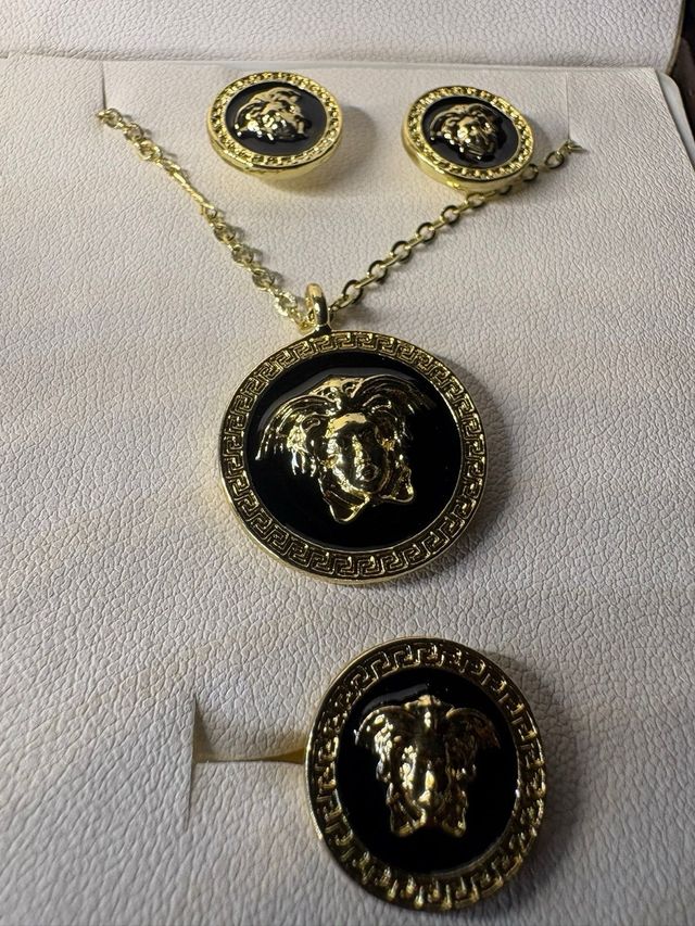 Pack Versace: Reloj, Pulsera y Joyería