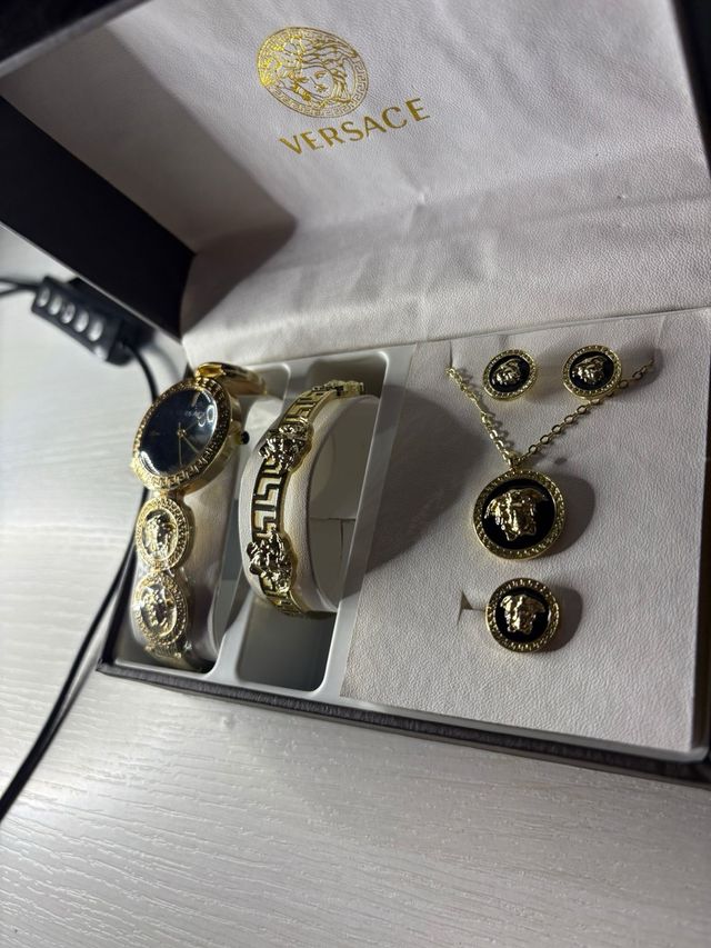 Pack Versace: Reloj, Pulsera y Joyería