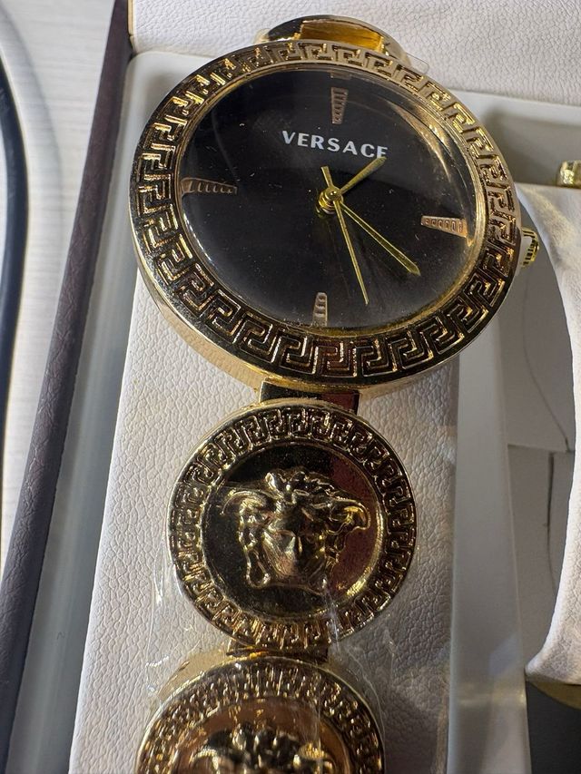 Pack Versace: Reloj, Pulsera y Joyería
