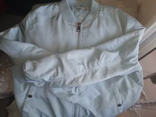Chaqueta bomber celeste corta stradivarius
